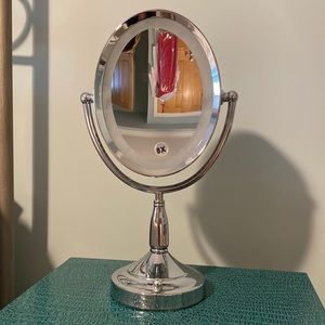 Vanity mirror with light. Std and 8x magnified sides